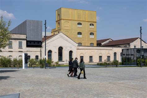 fondazione prada ingresso snimali